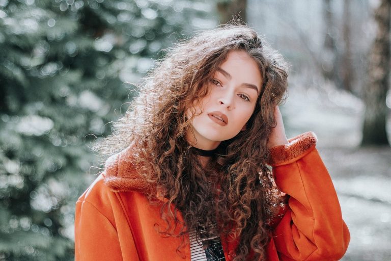 Avoir des cheveux brillants : 4 astuces pour faire briller ses cheveux